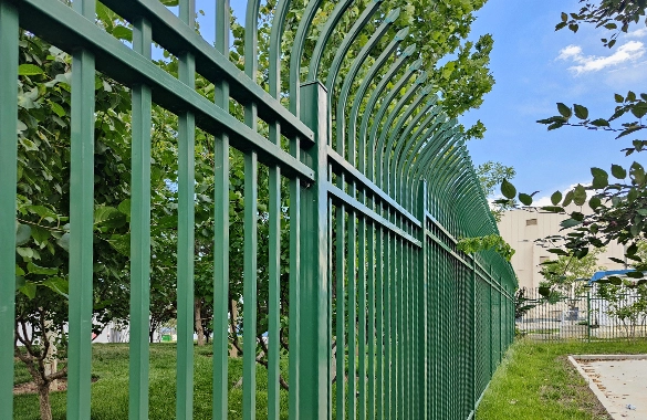 Located in Tongzhou District, Beijing, belongs to Sino-US joint venture project, completed in 2022, with a length of 6 kilometres, amounting to 2.3 million. The main products are Talos square tube welded fence.