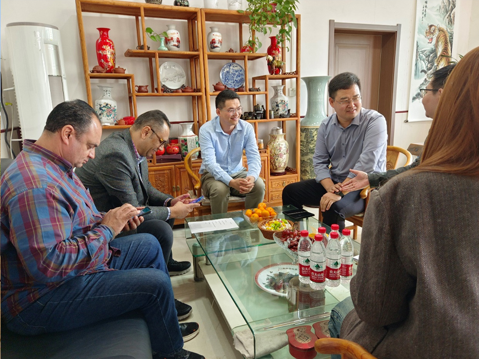 Deepen exchanges and cooperation Create a better future  Foreign guests visit the company
