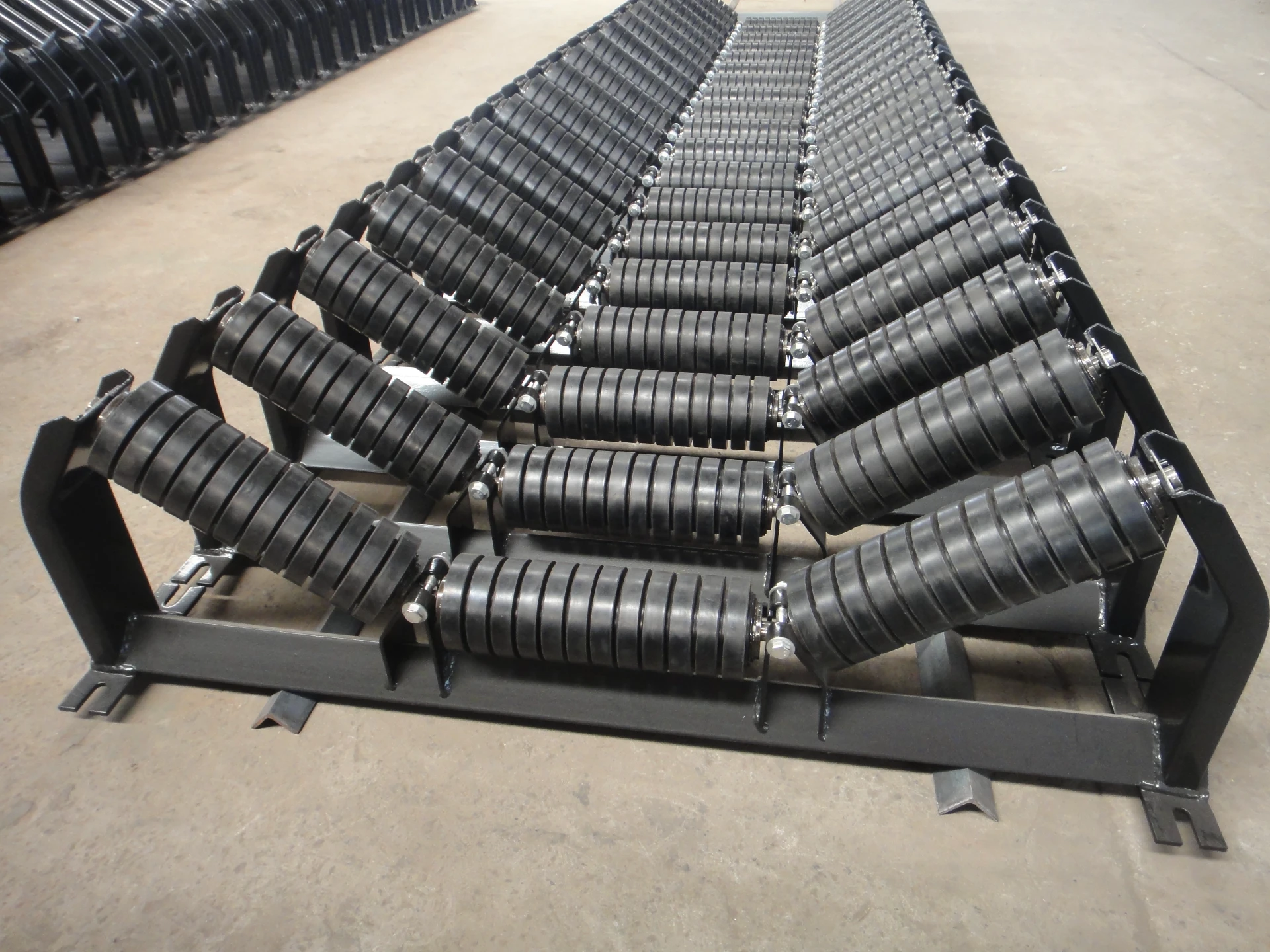 Optimizing Conveyor Systems: The Role of Idlers and Rollers