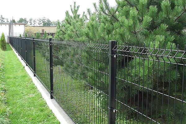 Three-strand barbed wire, 20% reinforced for superior strength. Three-strand barbed wire, 20% reinforced for superior strength.