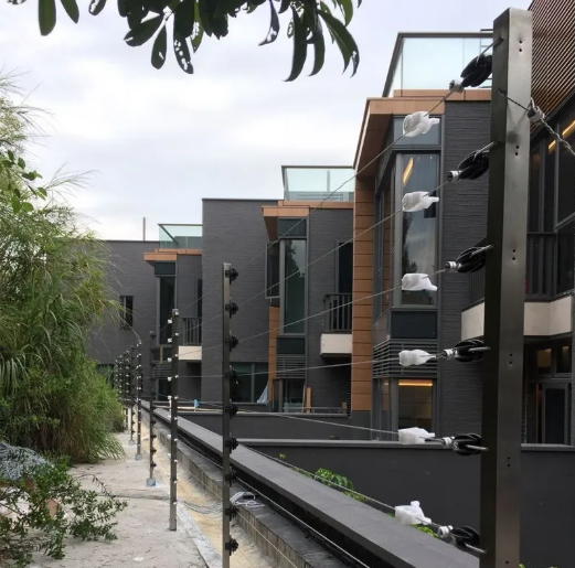 When people talk about modern perimeter protection today, many are no longer satisfied with traditional walls or ordinary wire fences. A China electric fence has become a popular and practical choice for farms, factories, logistics yards, residential boundaries