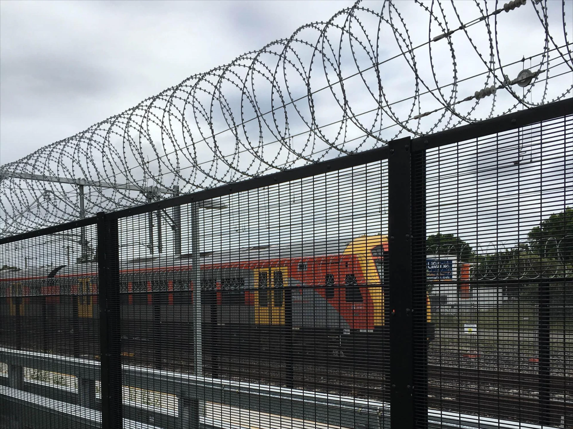With global security threats becoming more sophisticated—from terrorism to organized theft—governments and corporations are abandoning outdated fencing in favor of the 358 Security Fence.