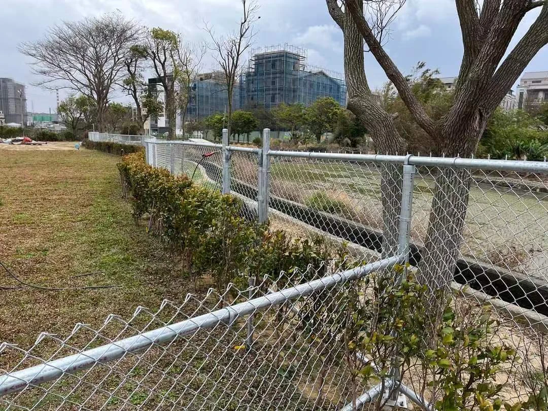 Chain link fences have long been a popular choice for property owners due to their affordability, strength, and low maintenance requirements.