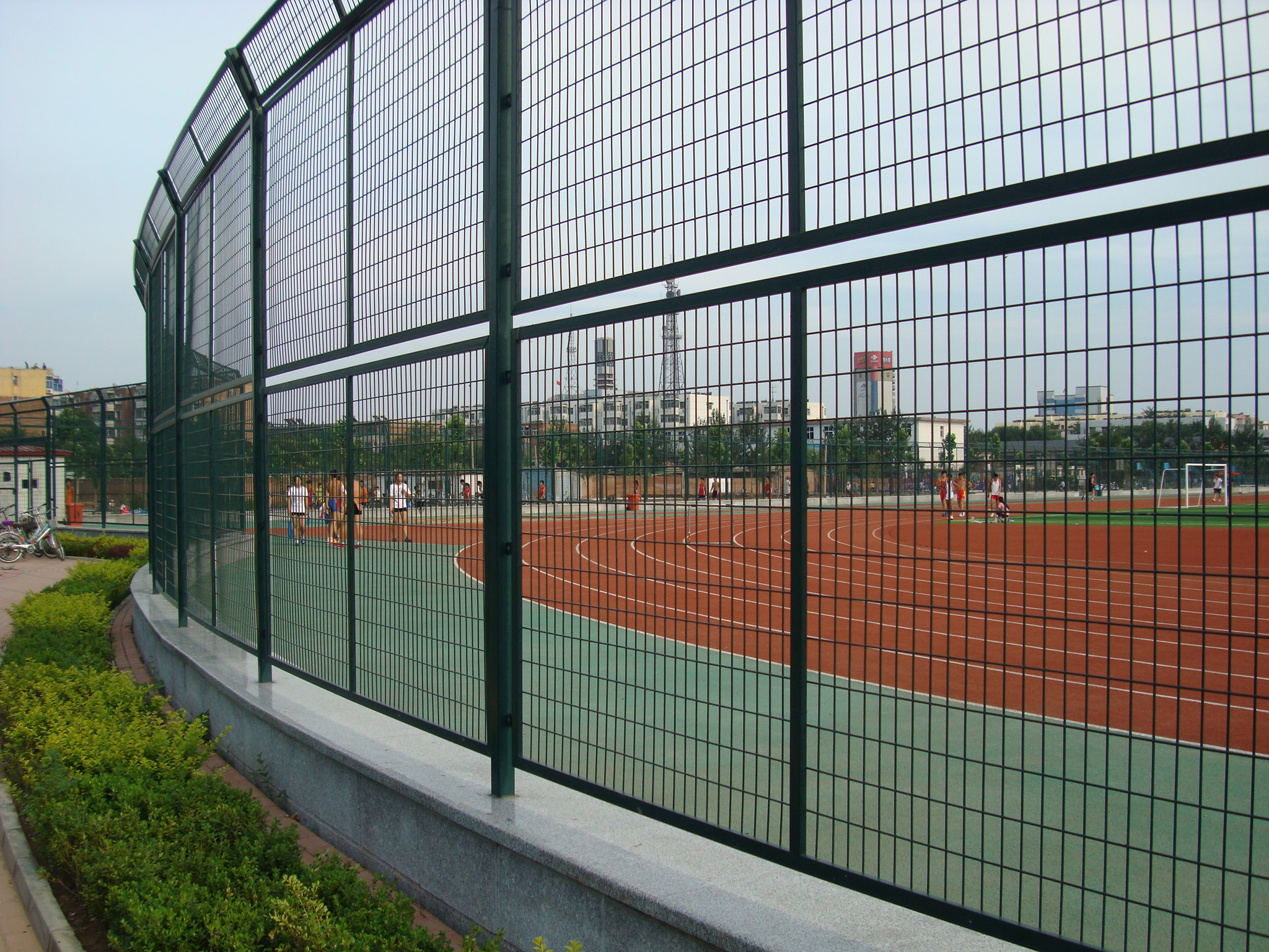How to choose a suitable sports field fence: safety, durability and beauty How to choose a suitable sports field fence: safety, durability and beauty