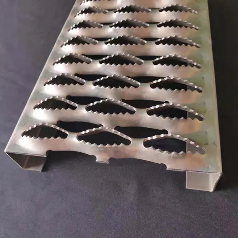 Raised carbon steel non-slip punching plate for stairs