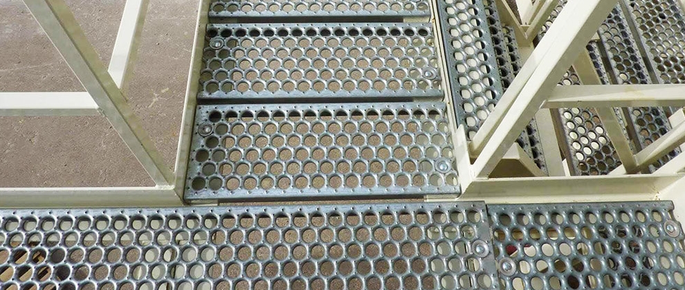 Metal anti-skid plates: a solid line of defense for safe walking Metal anti-skid plates: a solid line of defense for safe walking