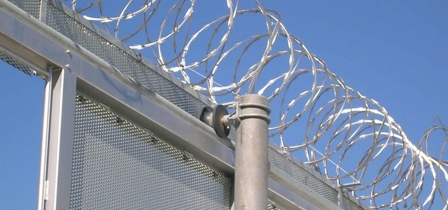 Razor barbed wire: invisible assassin on the security line Razor barbed wire: invisible assassin on the security line