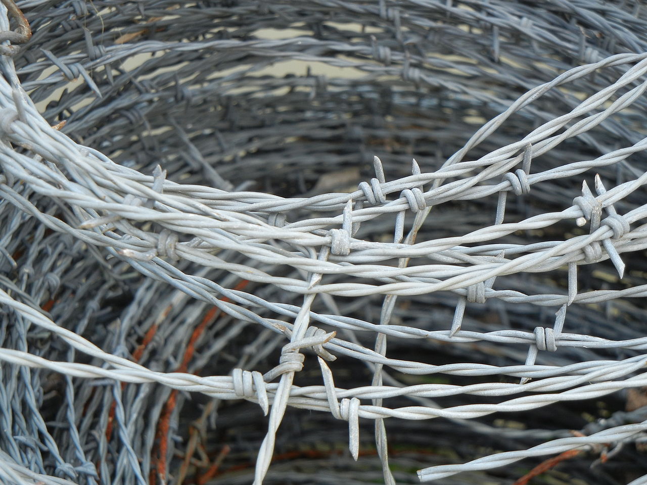 The twisting method and application of barbed wire The twisting method and application of barbed wire