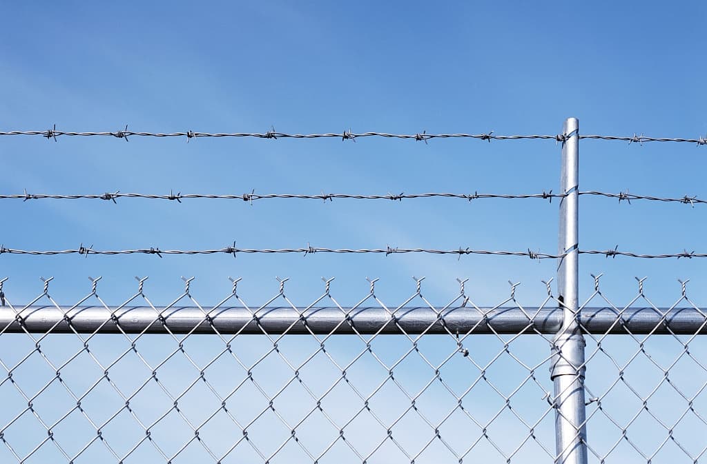 China Barbed Wire Mesh and Wire Mesh Double Twist Barbed Wire