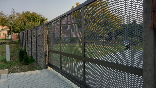 Breathability and protection of expanded metal mesh fences Breathability and protection of expanded metal mesh fences