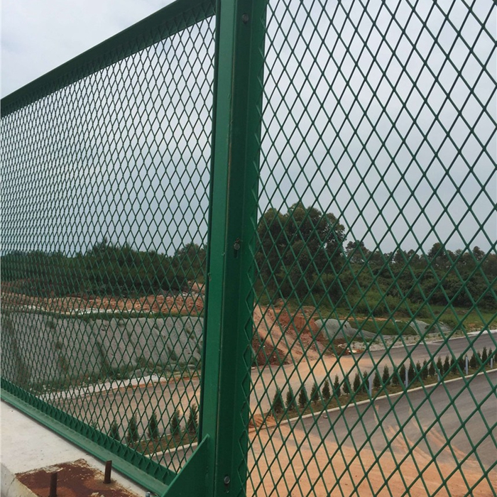 What kind of guardrail is the most common highway guardrail net? What kind of guardrail is the most common highway guardrail net?