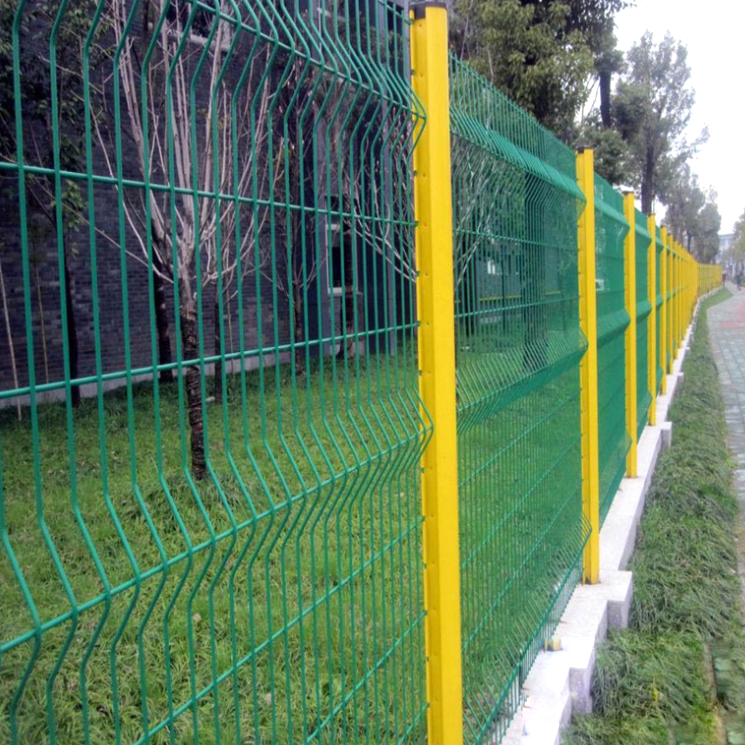 Triangular bending guardrail net has many uses and is easy to install. Triangular bending guardrail net has many uses and is easy to install.