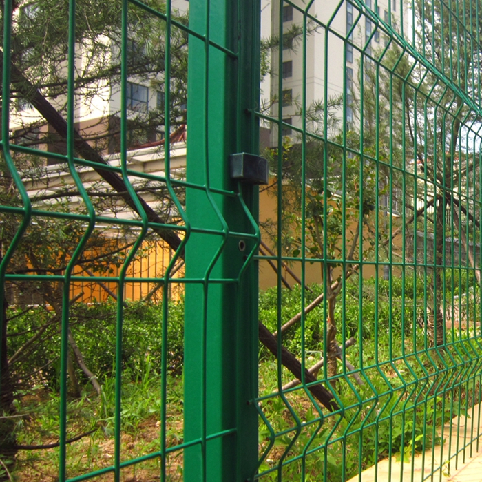 Triangular bending guardrail net has many uses and is easy to install. Triangular bending guardrail net has many uses and is easy to install.