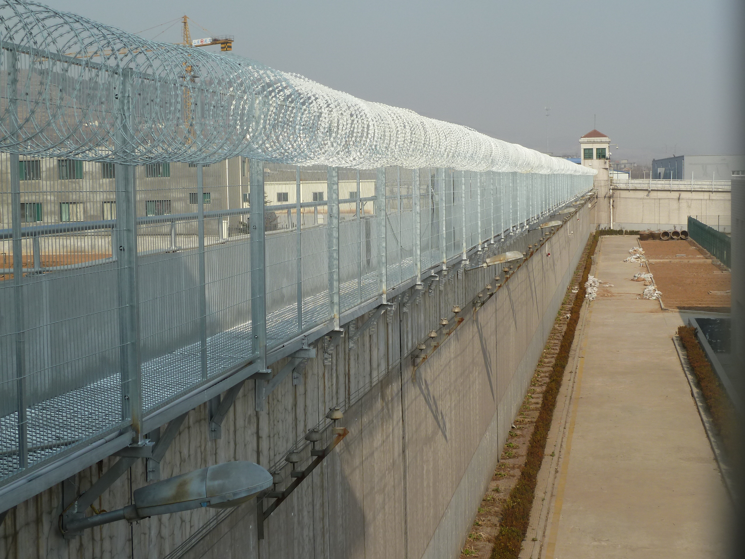 Diamond hole anti-climbing razor wire for fence