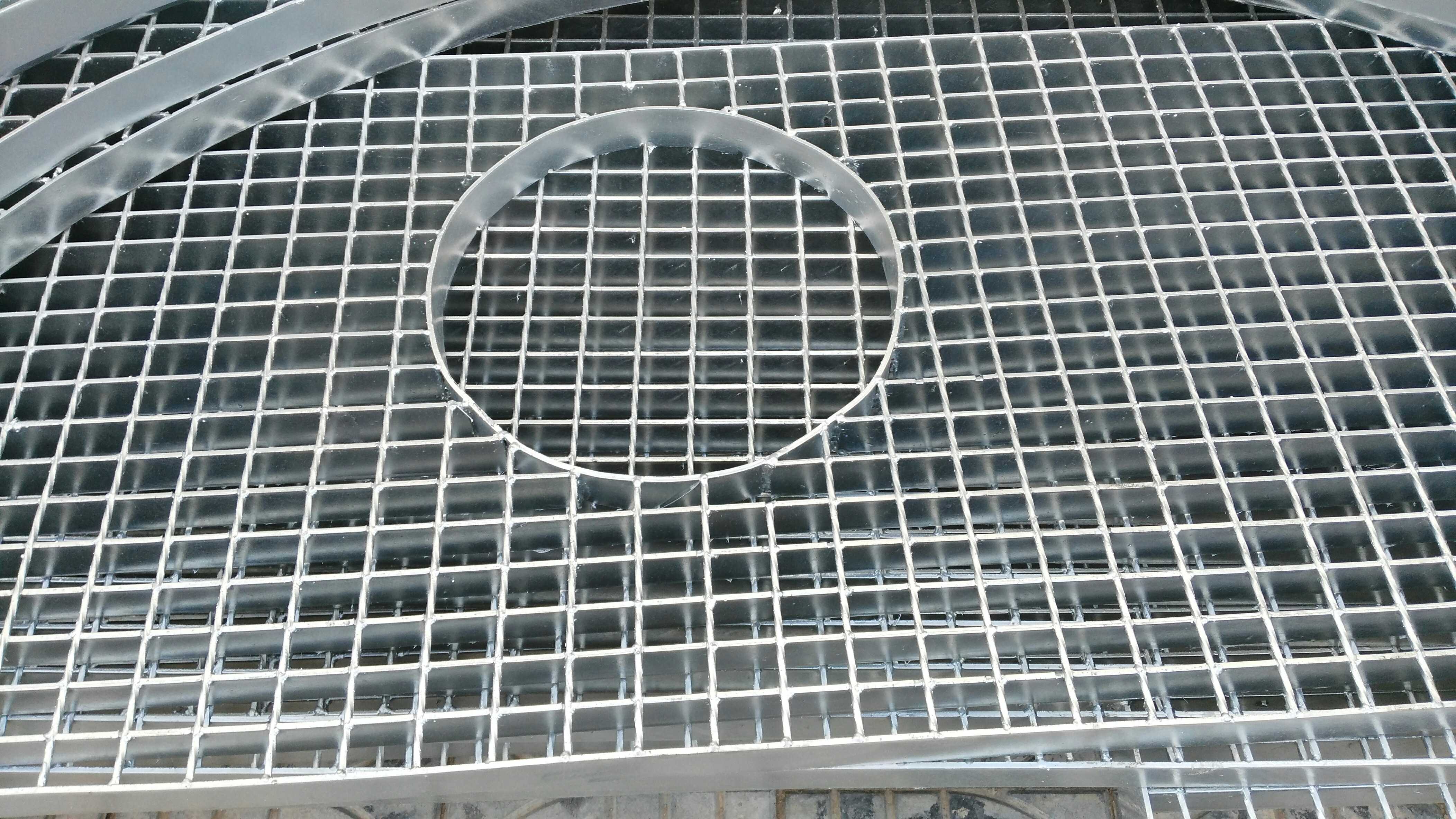 Proper surface cleaning of steel grating will extend its service life Proper surface cleaning of steel grating will extend its service life