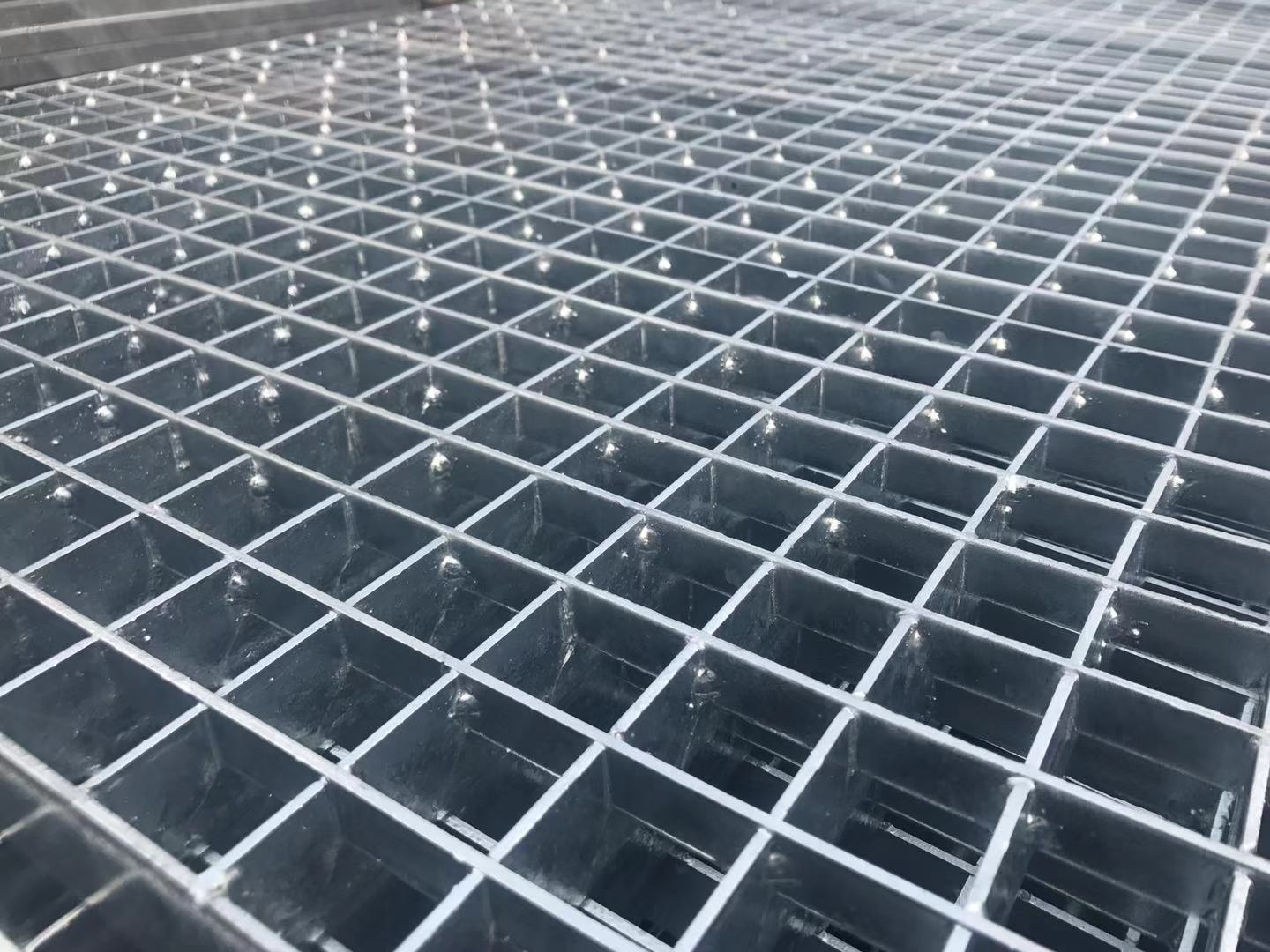 How to install steel grating correctly and efficiently? How to install steel grating correctly and efficiently?