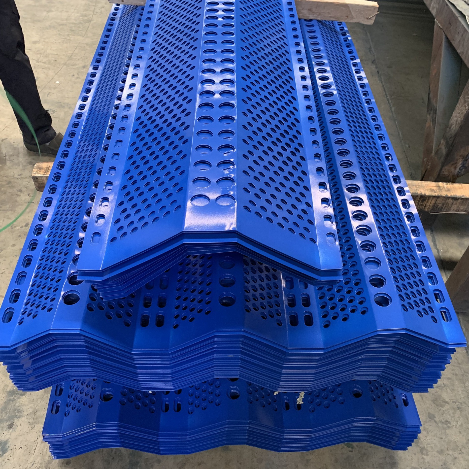 Wind and dust suppression net: a green barrier to protect the environment Wind and dust suppression net: a green barrier to protect the environment