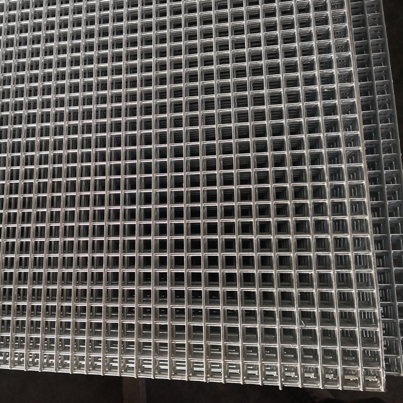Welded wire mesh panels and rolls