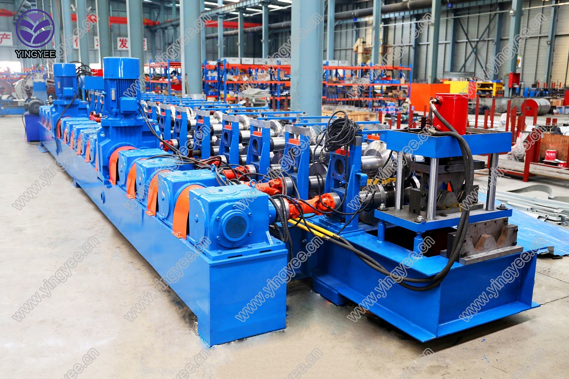 Guardrail roll forming machine