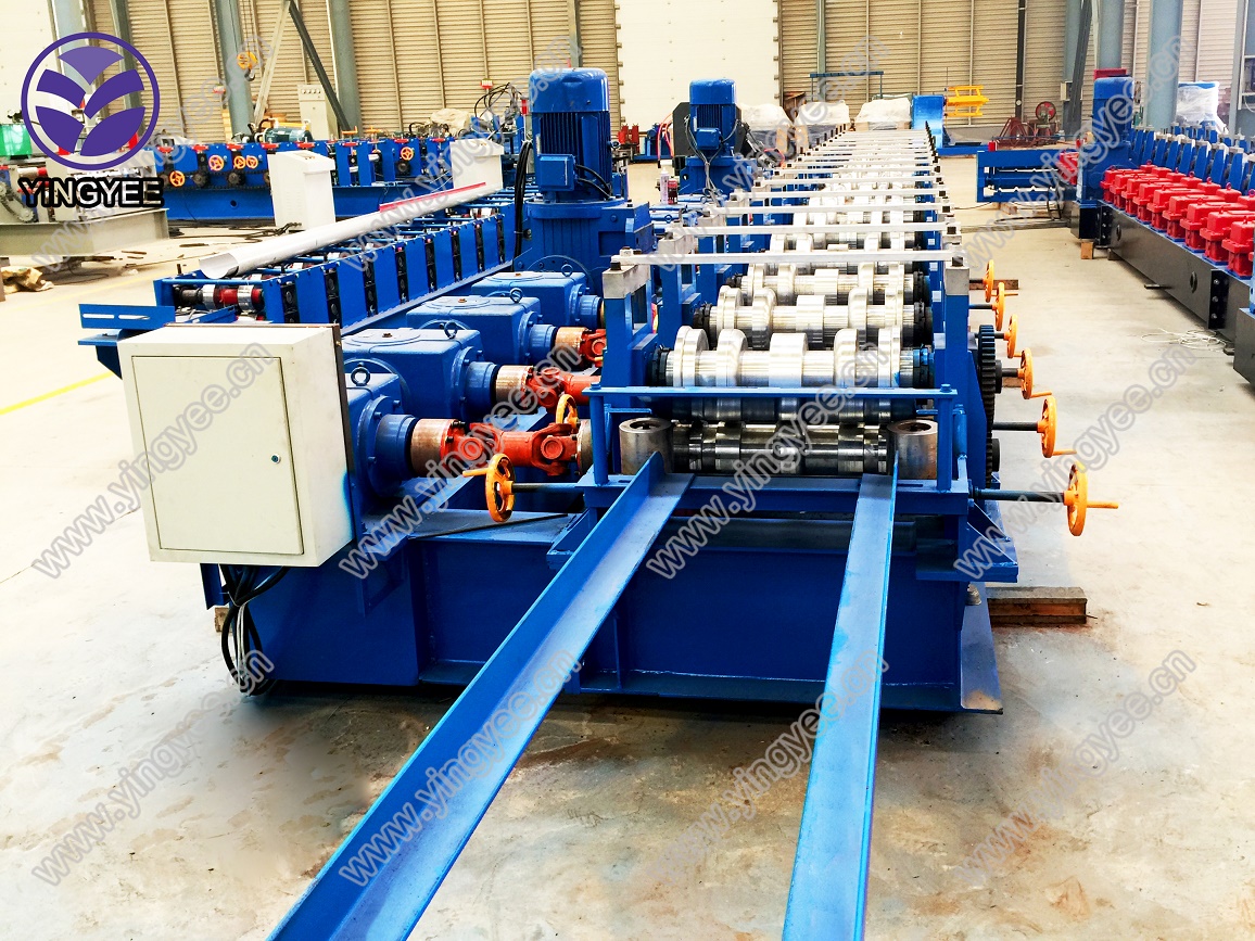 Guardrail roll forming machine